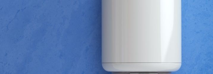 Weißer Boiler an blauer Wand